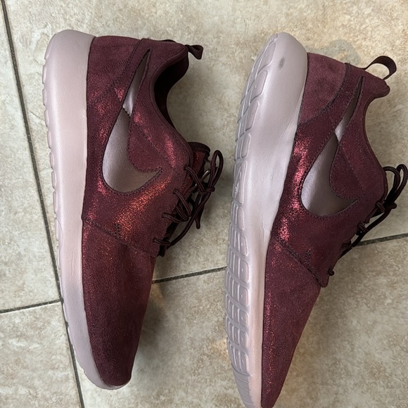NIKE ROSHE WOMENS SZ 10 SHIMMERY BURGANDY - Picture 4 of 6
